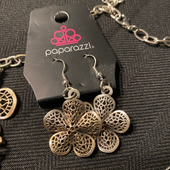 Paparazzi Accessories ‘No Common Daisy’ Mixed-Metal Necklace & Earring Set - Picture 2 of 4